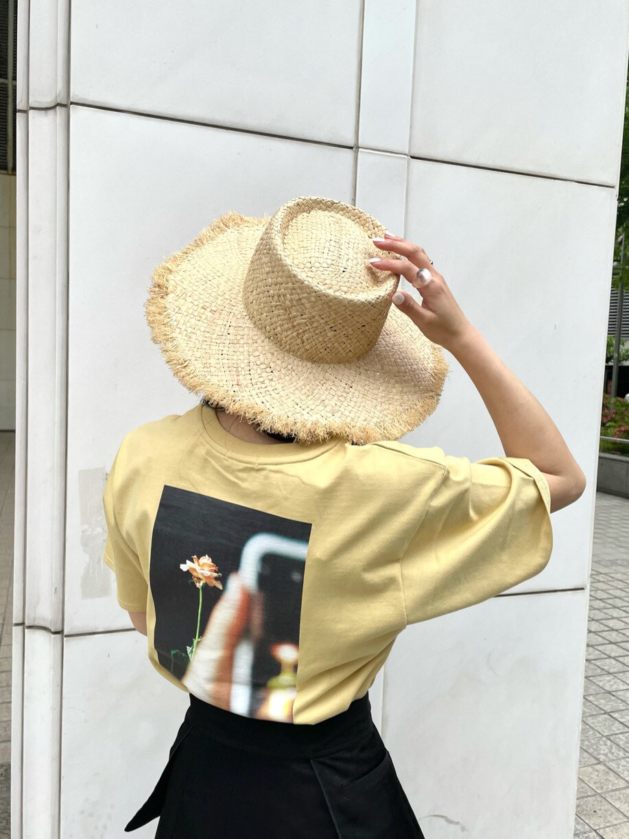 ブラック系のスカート、ブラック系のサンダル、イエロー系のTシャツ/カットソーを着用したレディースの春コーディネートの4枚目の写真