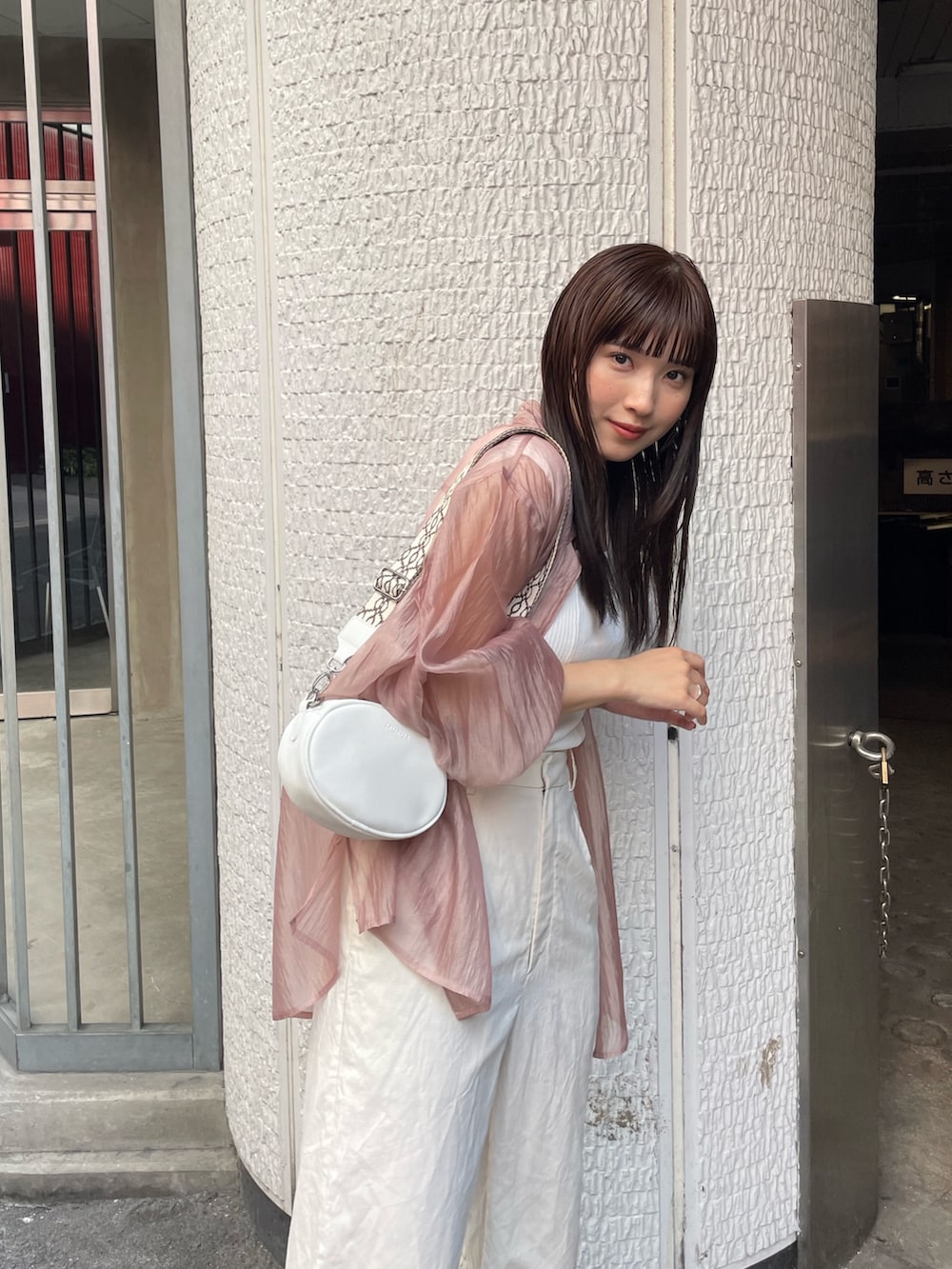 ピンク系のシャツ/ブラウス、ホワイト系のタンクトップを着用したレディースの夏コーディネートの5枚目の写真