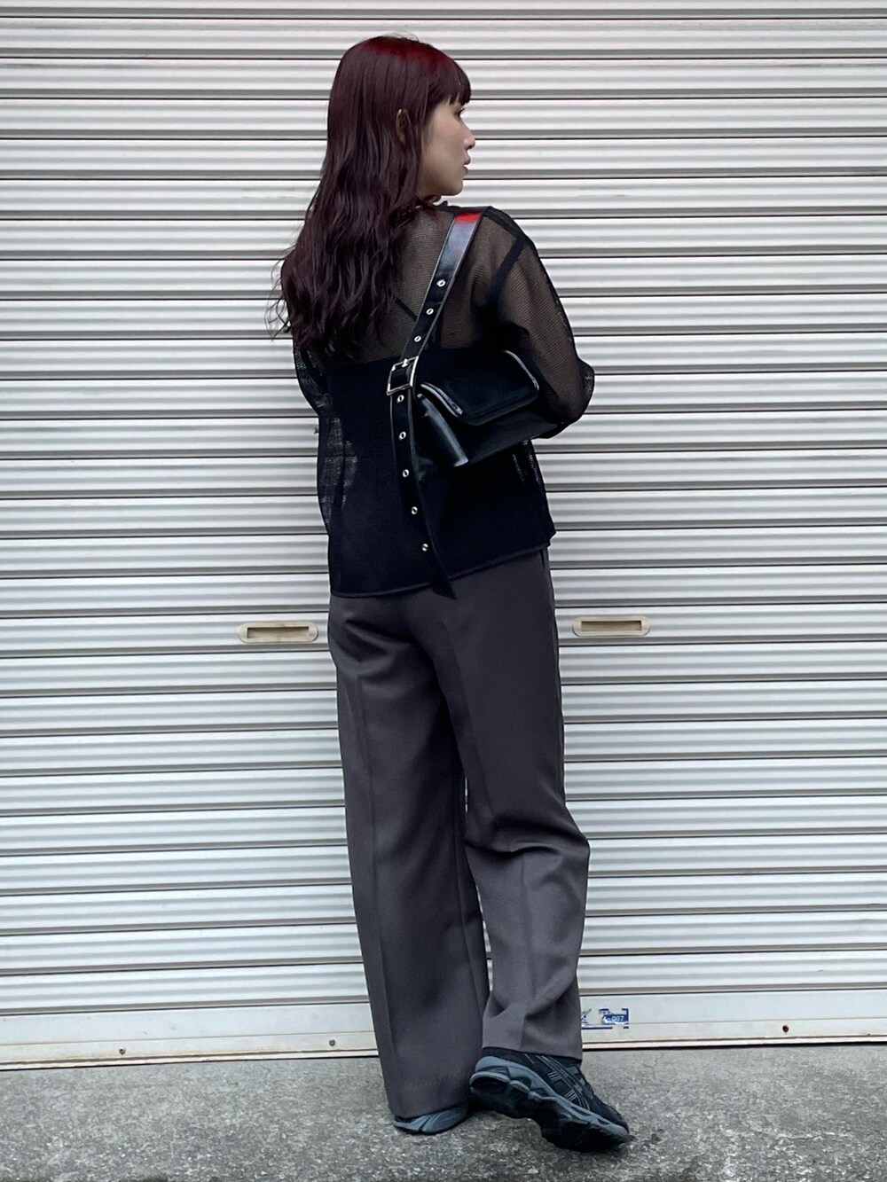 ブラック系のTシャツ/カットソー、グレー系のその他パンツ、ブラック系のショルダーバッグを着用したレディースの春コーディネートの2枚目の写真