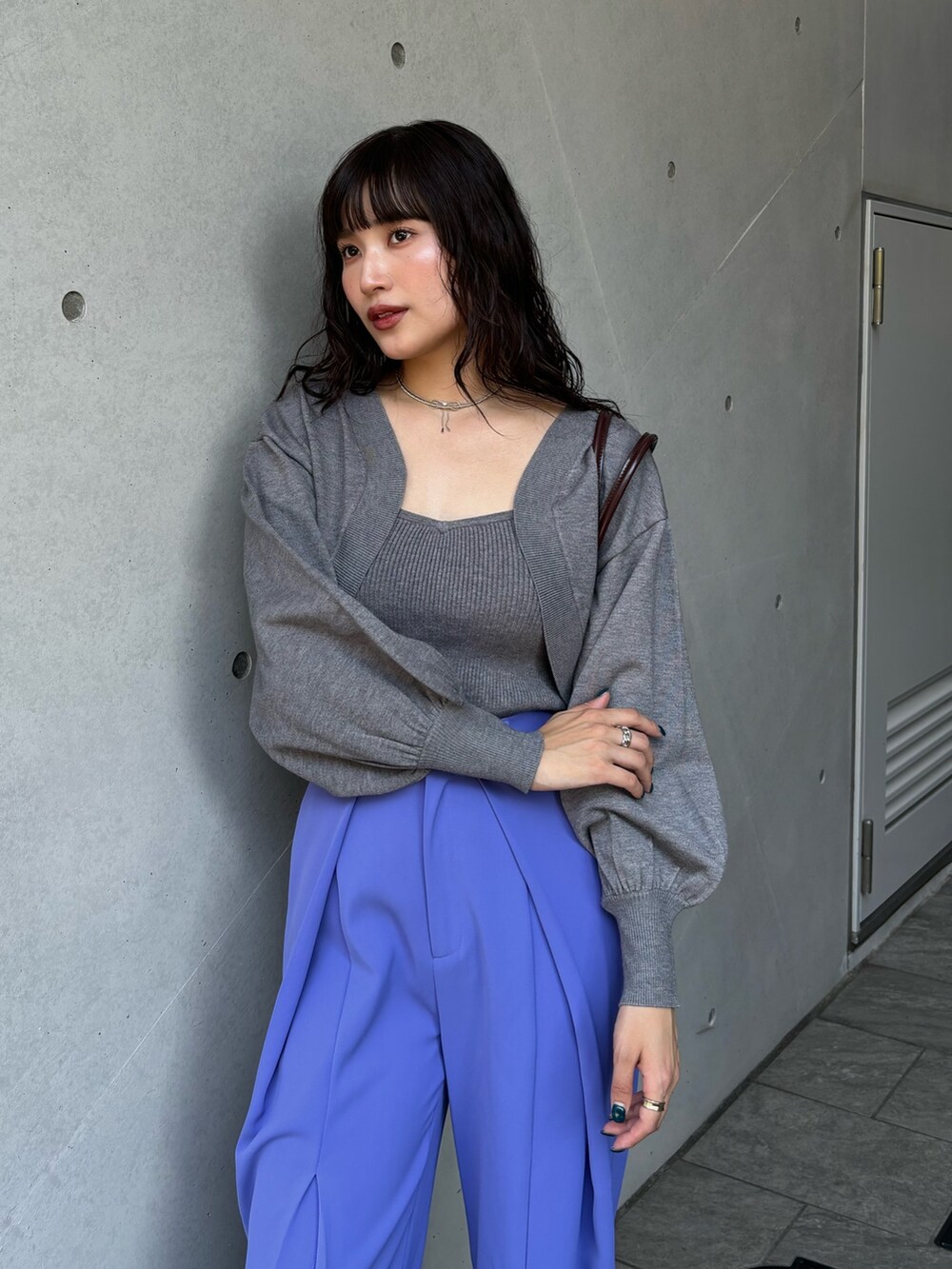 グレー系のカーディガン/ボレロ、パープル系のその他パンツを着用したレディースの夏コーディネートの3枚目の写真