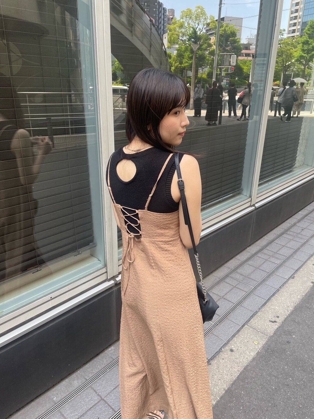 ブラック系のタンクトップ、ブラック系のサンダル、ブラウン系のワンピースを着用したレディースの春コーディネートの5枚目の写真