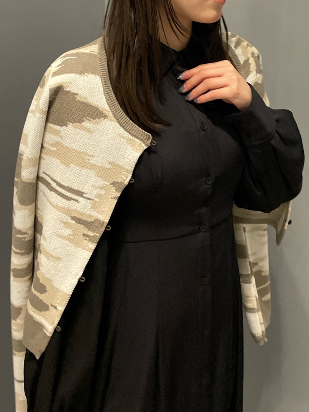 ベージュ系のカーディガン/ボレロ、ブラック系のワンピースを着用したレディースの冬コーディネートの4枚目の写真