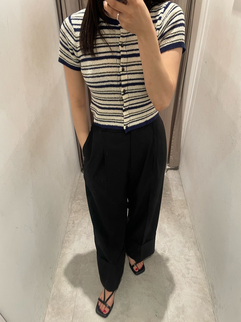 ブルー系のカーディガン/ボレロ、ブラック系のスラックス、ブラック系のサンダルを着用したレディースの春コーディネートの3枚目の写真