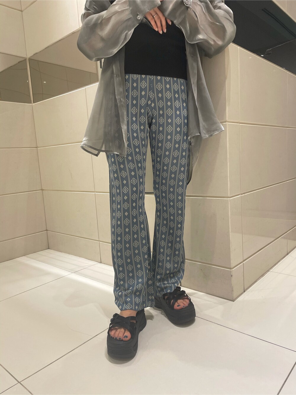 ブラック系のサンダル、ブラック系のニット/セーター、ブルー系のその他パンツを着用したレディースの春コーディネートの7枚目の写真