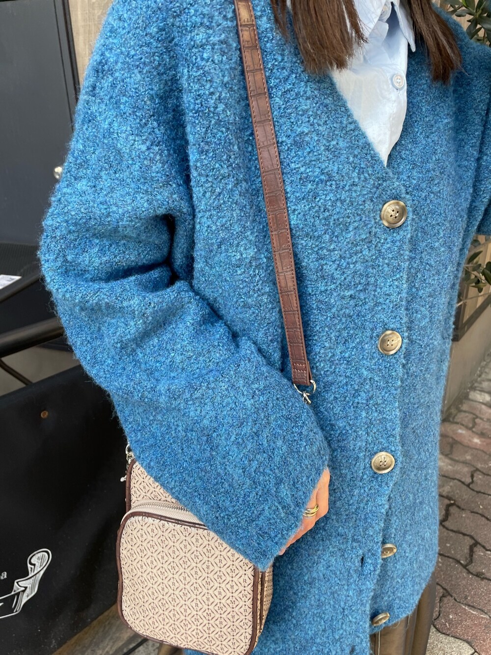 その他のショルダーバッグ、ブルー系のカーディガン/ボレロを着用したレディースの秋コーディネートの6枚目の写真