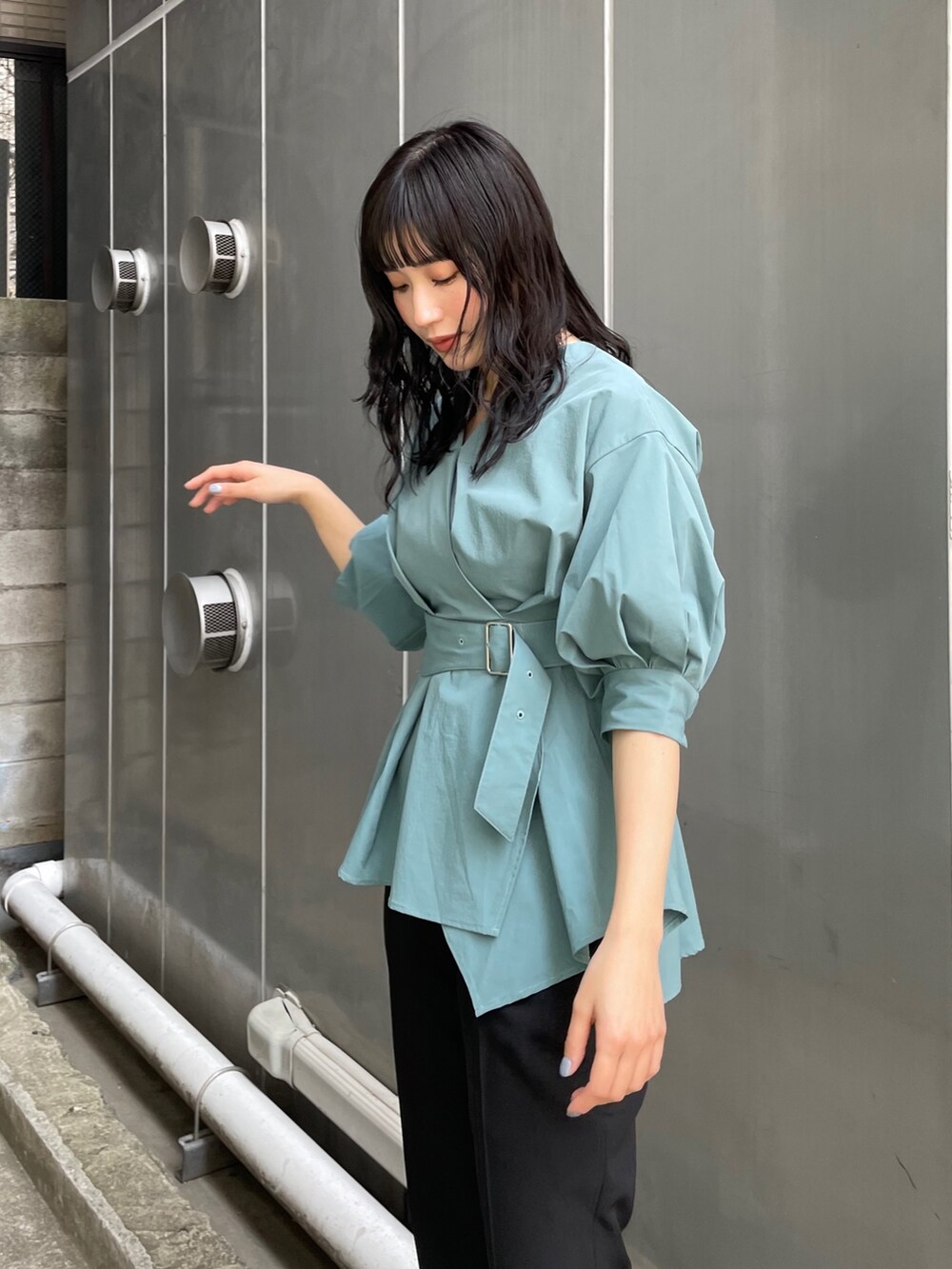 ブルー系のシャツ/ブラウスを着用したレディースの春コーディネートの2枚目の写真