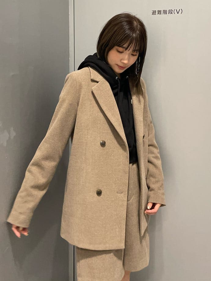 ブラック系のブーツ、ブラウン系のテーラードジャケット、ブラウン系のスラックスを着用したレディースの秋コーディネートの4枚目の写真