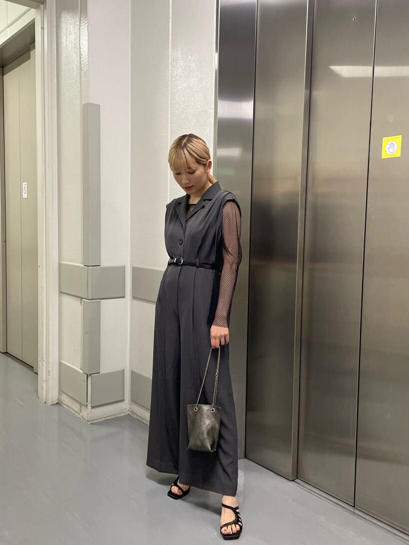 グレー系のつなぎ/オールインワン、ブラック系のTシャツ/カットソー、ブラック系のショルダーバッグを着用したレディースの夏コーディネートの2枚目の写真