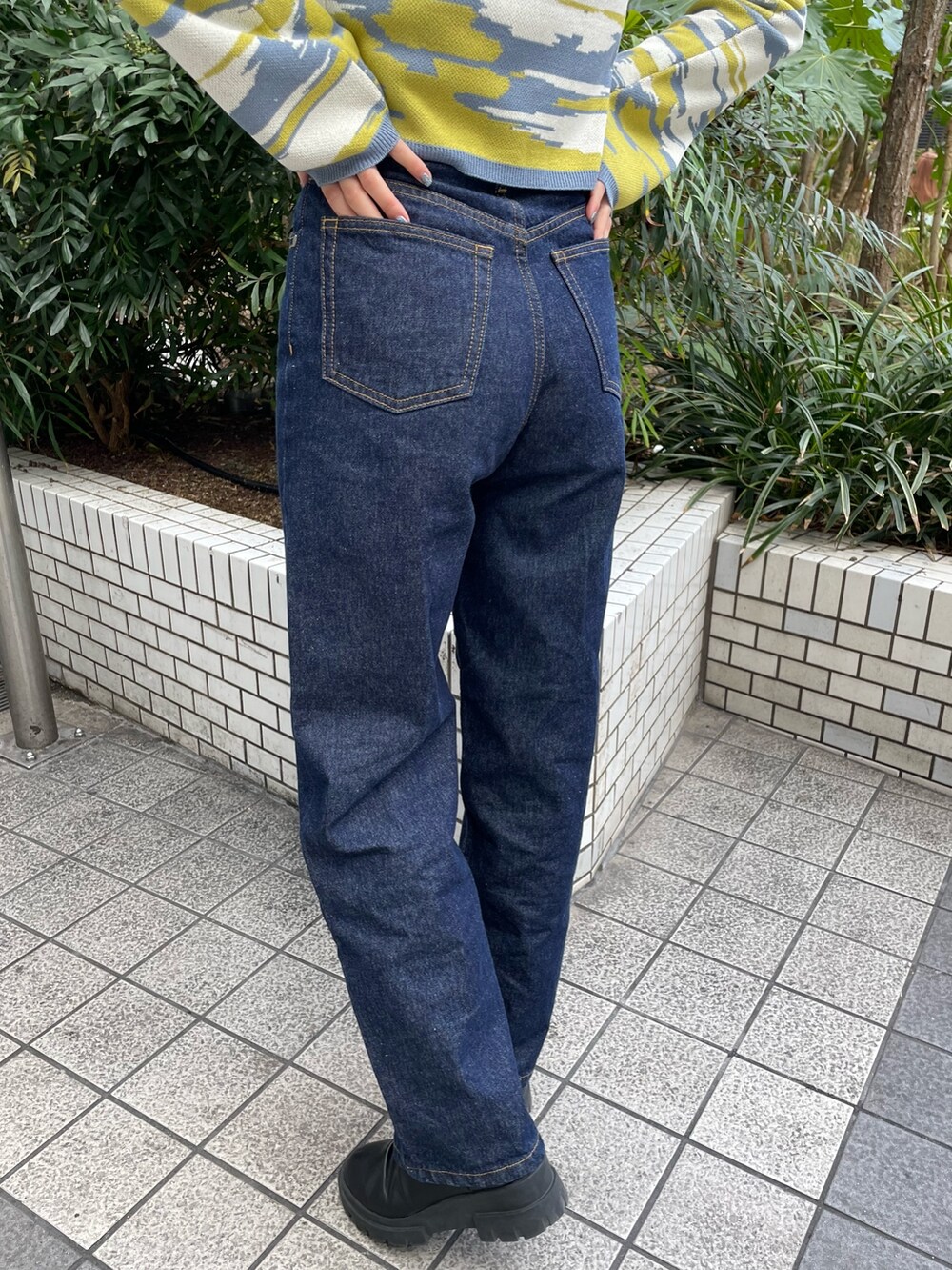 ブルー系のデニムパンツ、イエロー系のカーディガン/ボレロを着用したレディースの冬コーディネートの8枚目の写真