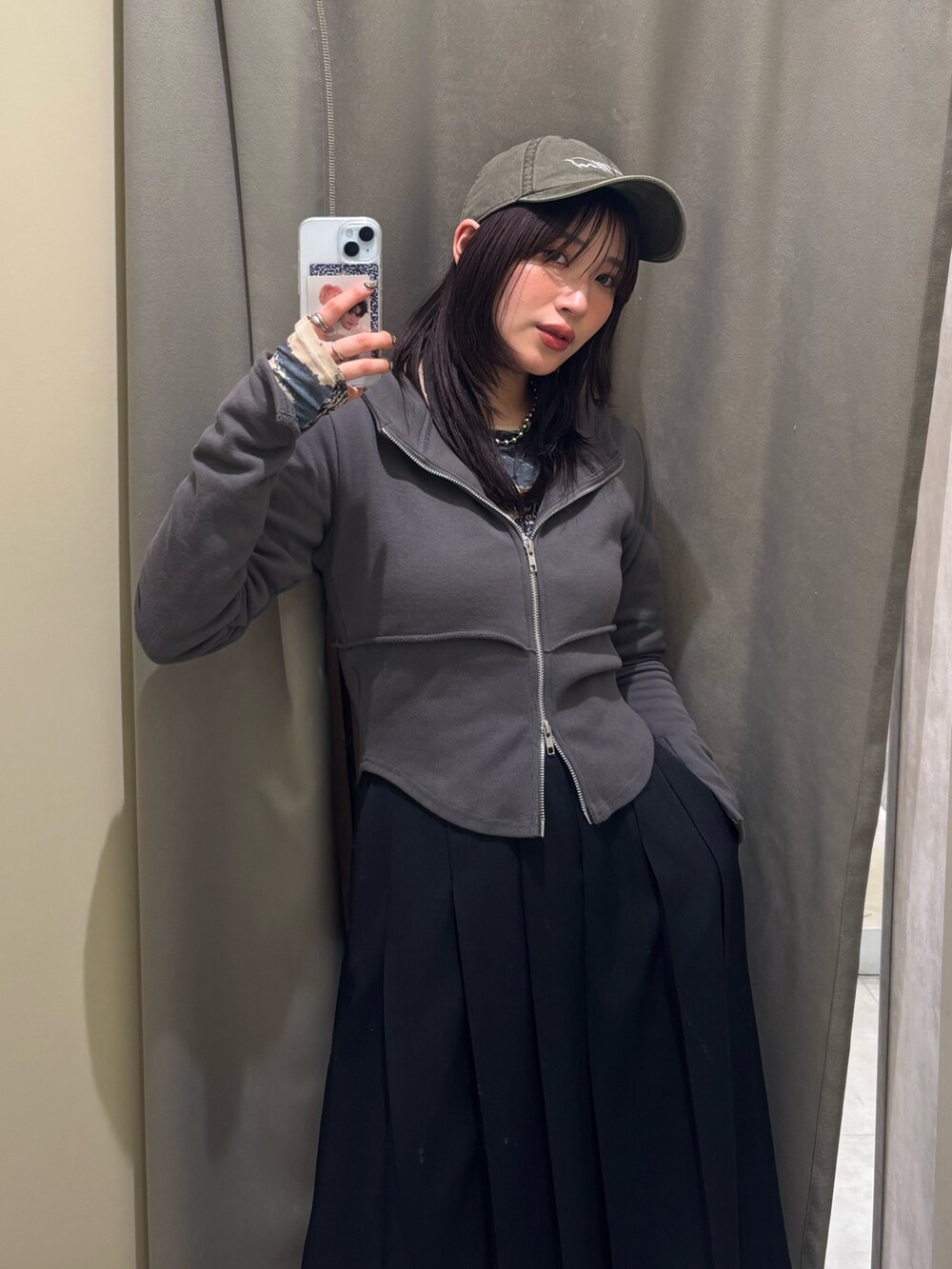 グレー系のパーカーを着用したレディースの冬コーディネートの2枚目の写真