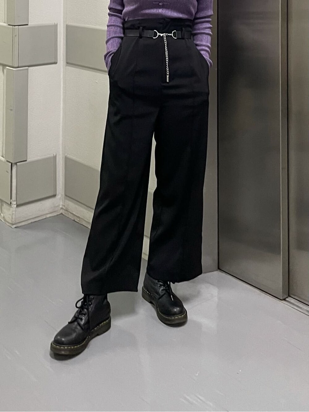 パープル系のニット/セーター、ブラック系のスラックスを着用したレディースの秋コーディネートの3枚目の写真