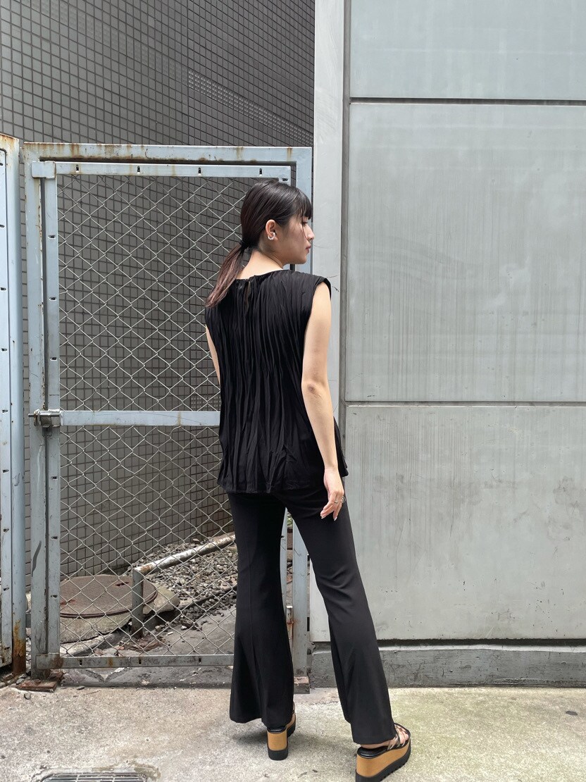 ブラック系のシャツ/ブラウス、ブラック系のサンダル、ブラック系のスラックスを着用したレディースの春コーディネートの3枚目の写真