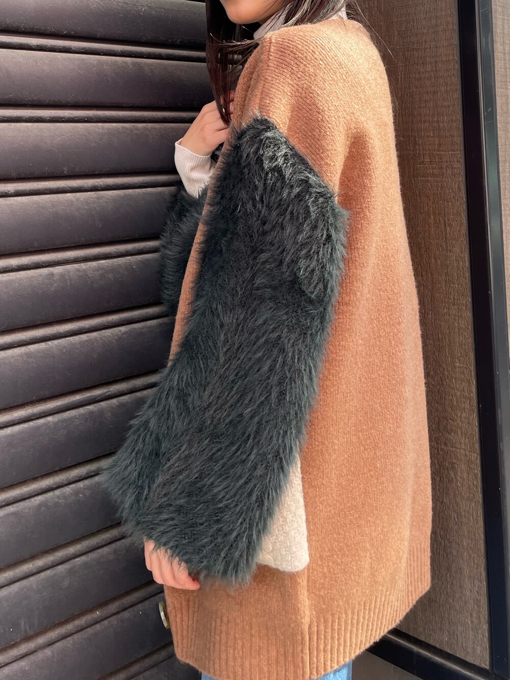 ブラウン系のカーディガン/ボレロ、ホワイト系のニット/セーター、ホワイト系のブーツを着用したレディースの秋コーディネートの5枚目の写真