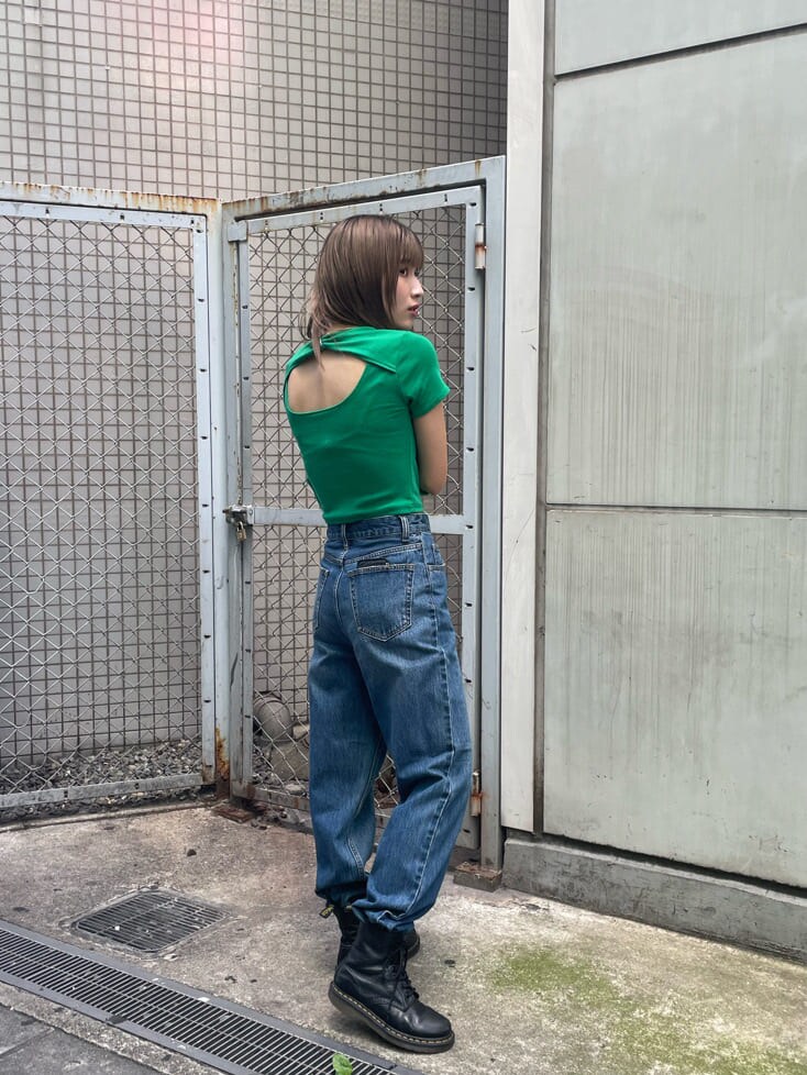 ブルー系のデニムパンツ、ブルー系のデニムパンツ、グリーン系のTシャツ/カットソーを着用したレディースの秋コーディネートの2枚目の写真