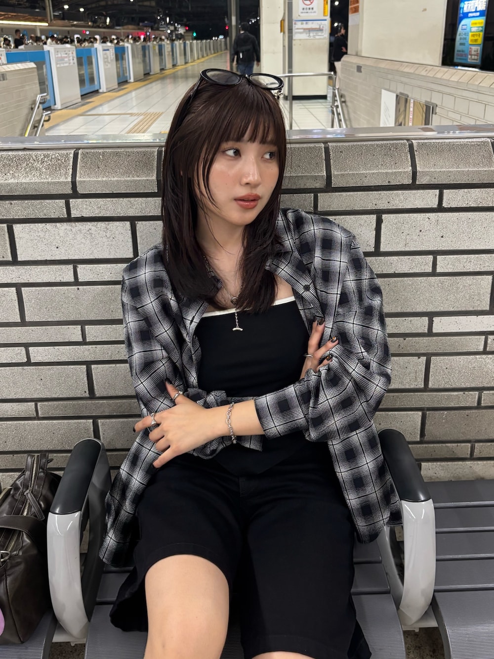 ブラック系のシャツ/ブラウスを着用したレディースの夏コーディネートの4枚目の写真