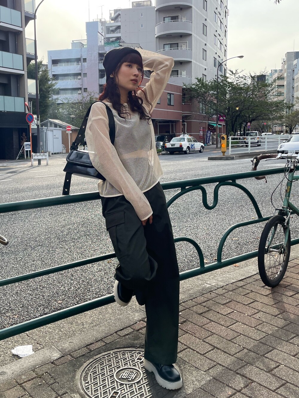 ホワイト系のTシャツ/カットソー、ベージュ系のその他パンツを着用したレディースの秋コーディネートの3枚目の写真