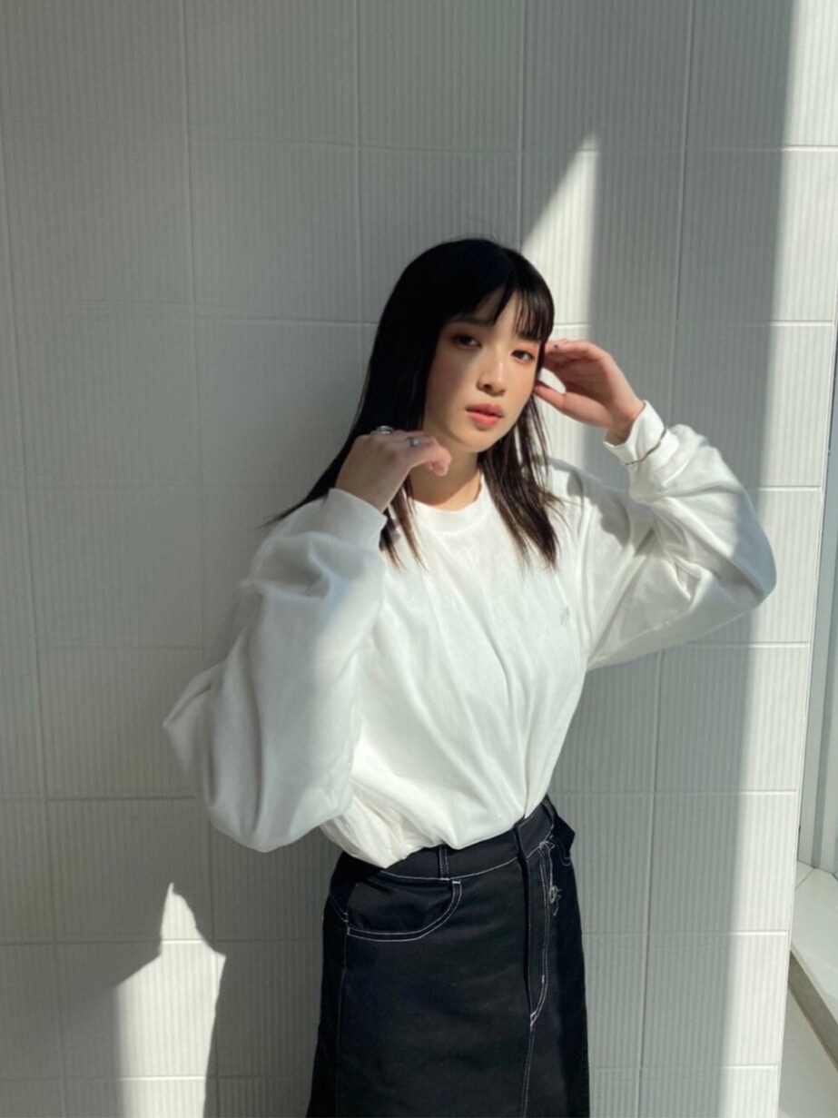 ホワイト系のTシャツ/カットソーを着用したレディースの冬コーディネートの3枚目の写真