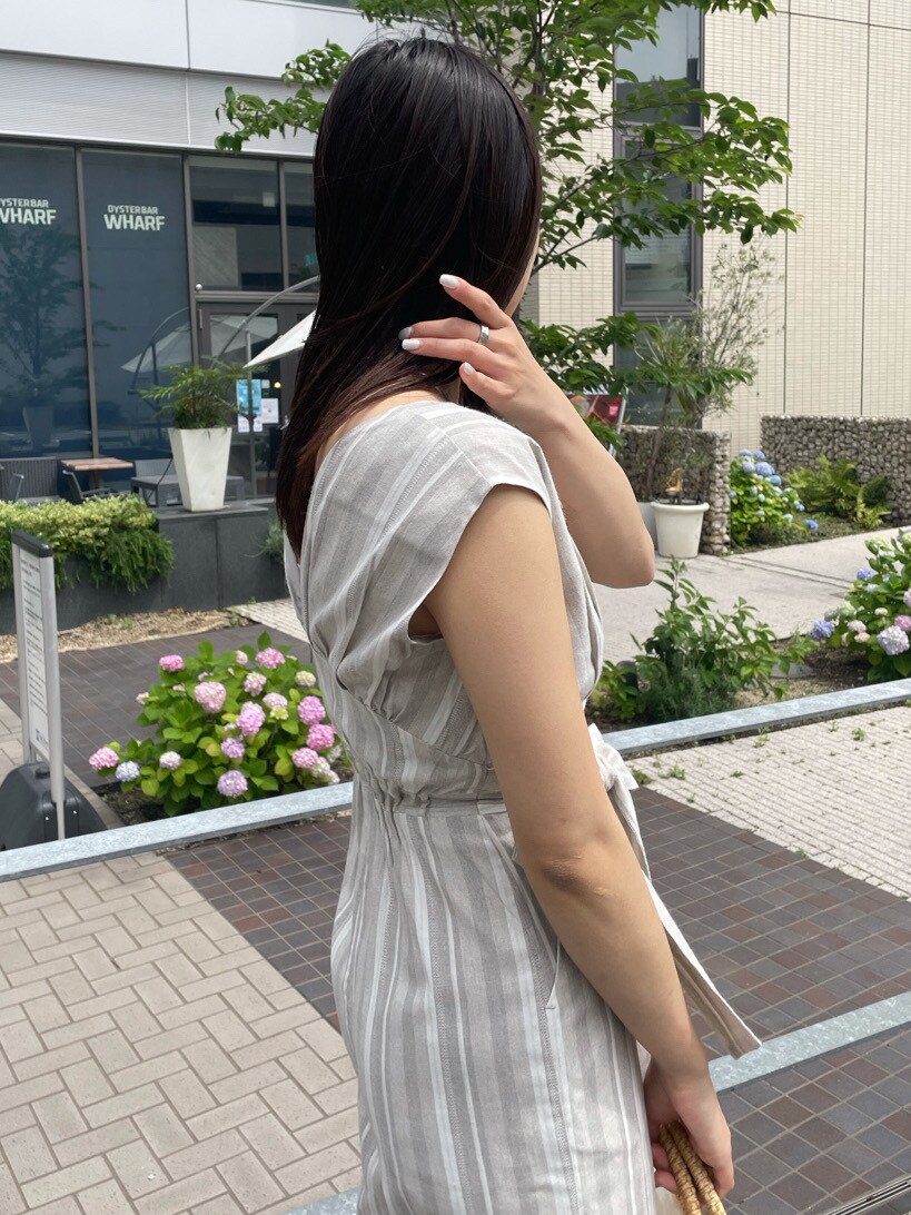 その他のつなぎ/オールインワン、ホワイト系のサンダル、ベージュ系のかごバッグを着用したレディースの夏コーディネートの5枚目の写真