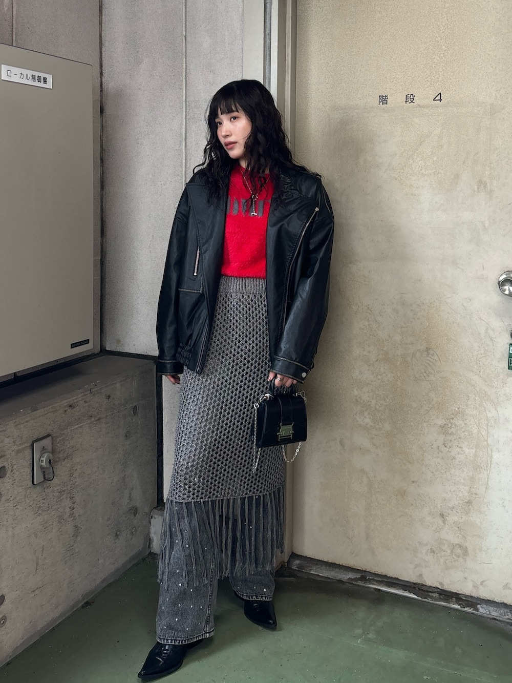 ブラック系のライダースジャケットを着用したレディースの秋コーディネートの2枚目の写真