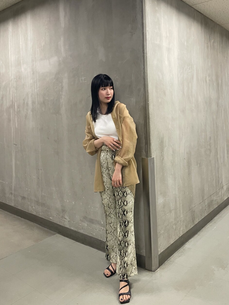 ブラウン系のシャツ/ブラウス、ブラック系のサンダル、その他のスラックスを着用したレディースの春コーディネートの2枚目の写真