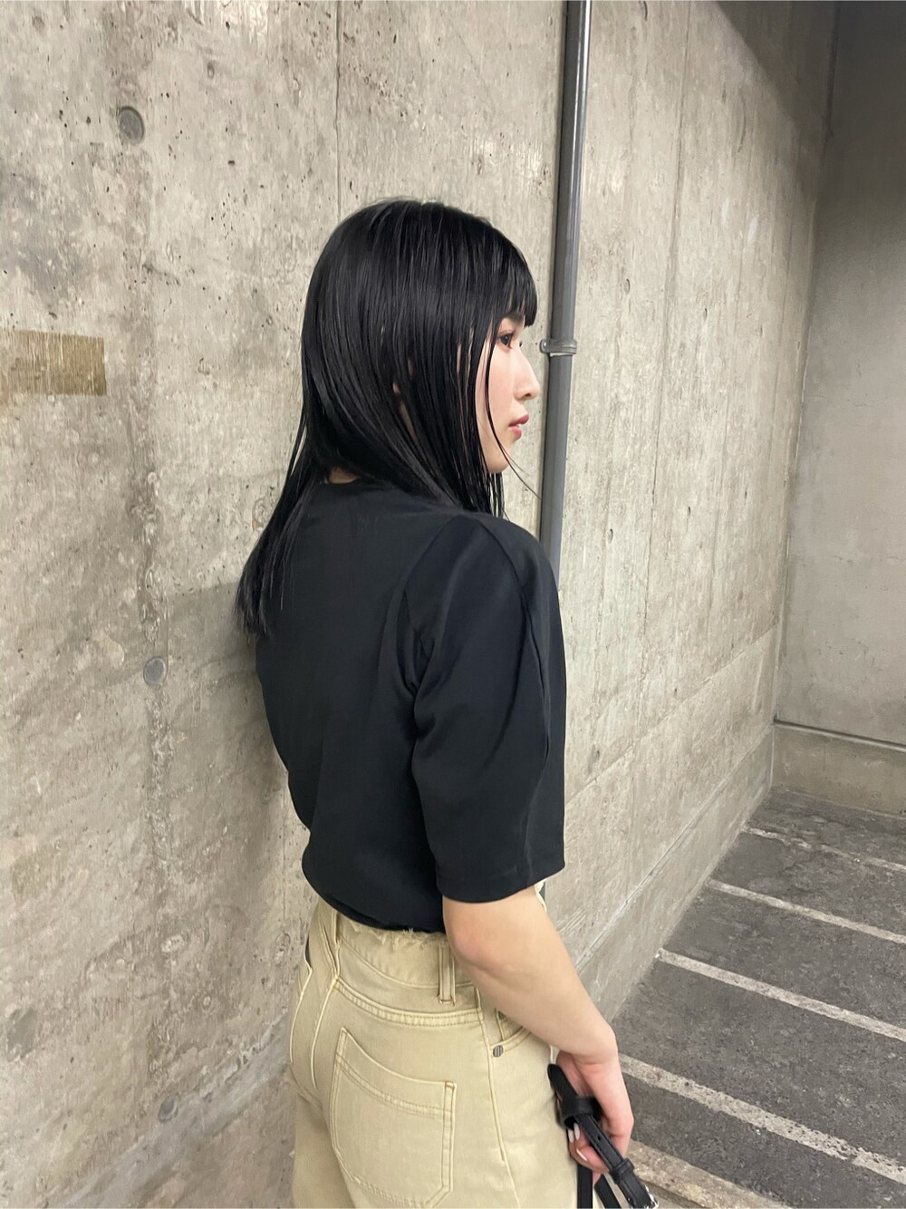 ブラック系のサンダル、ブラック系のハンドバッグ、イエロー系のその他パンツを着用したレディースの春コーディネートの5枚目の写真