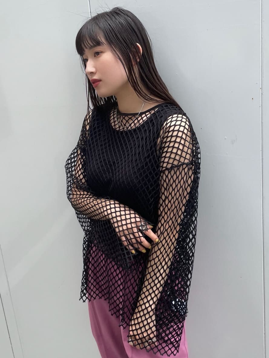 ブラック系のサンダル、ピンク系のスラックス、ブラック系のTシャツ/カットソーを着用したレディースの夏コーディネートの4枚目の写真