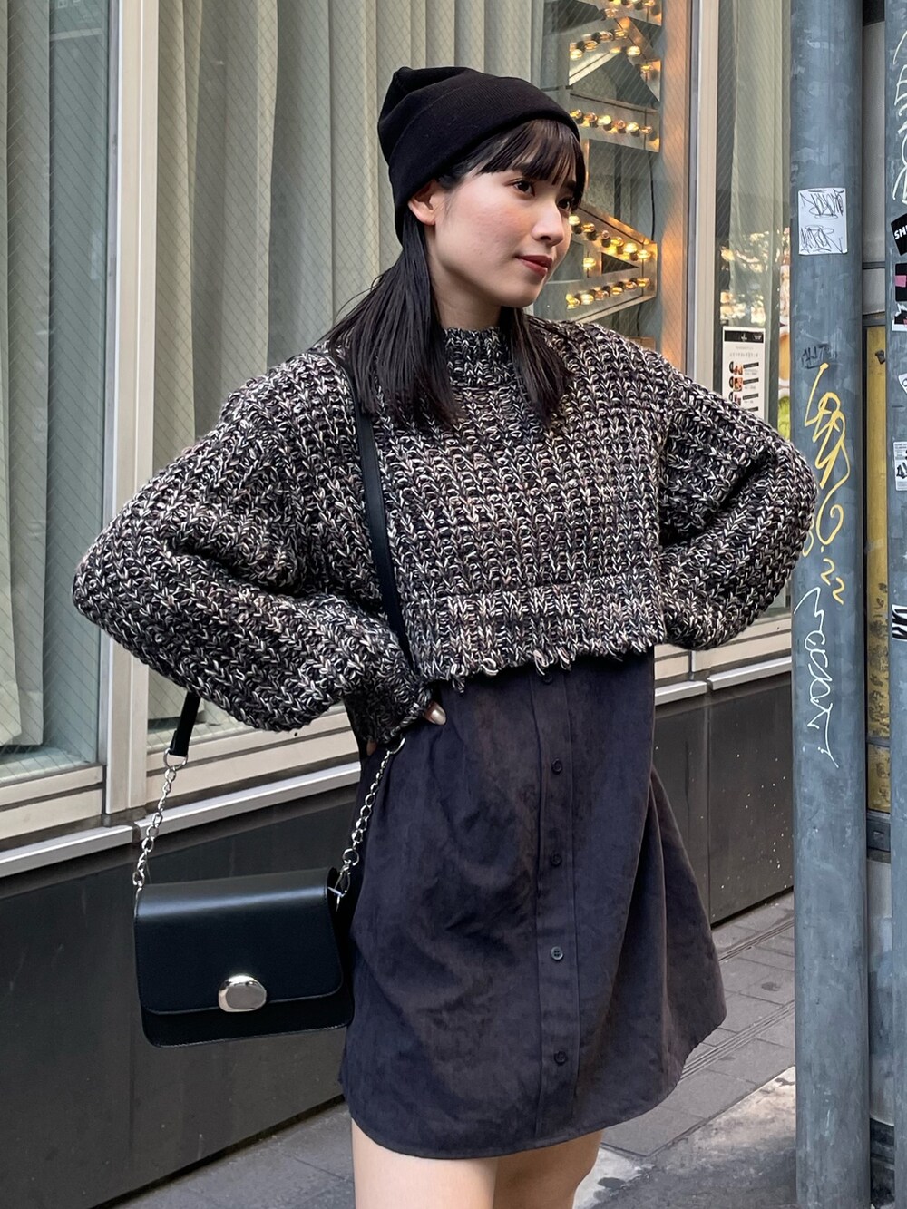 ブラック系のワンピース、ブラック系のブーツ、ブラック系のショルダーバッグを着用したレディースの秋コーディネートの4枚目の写真