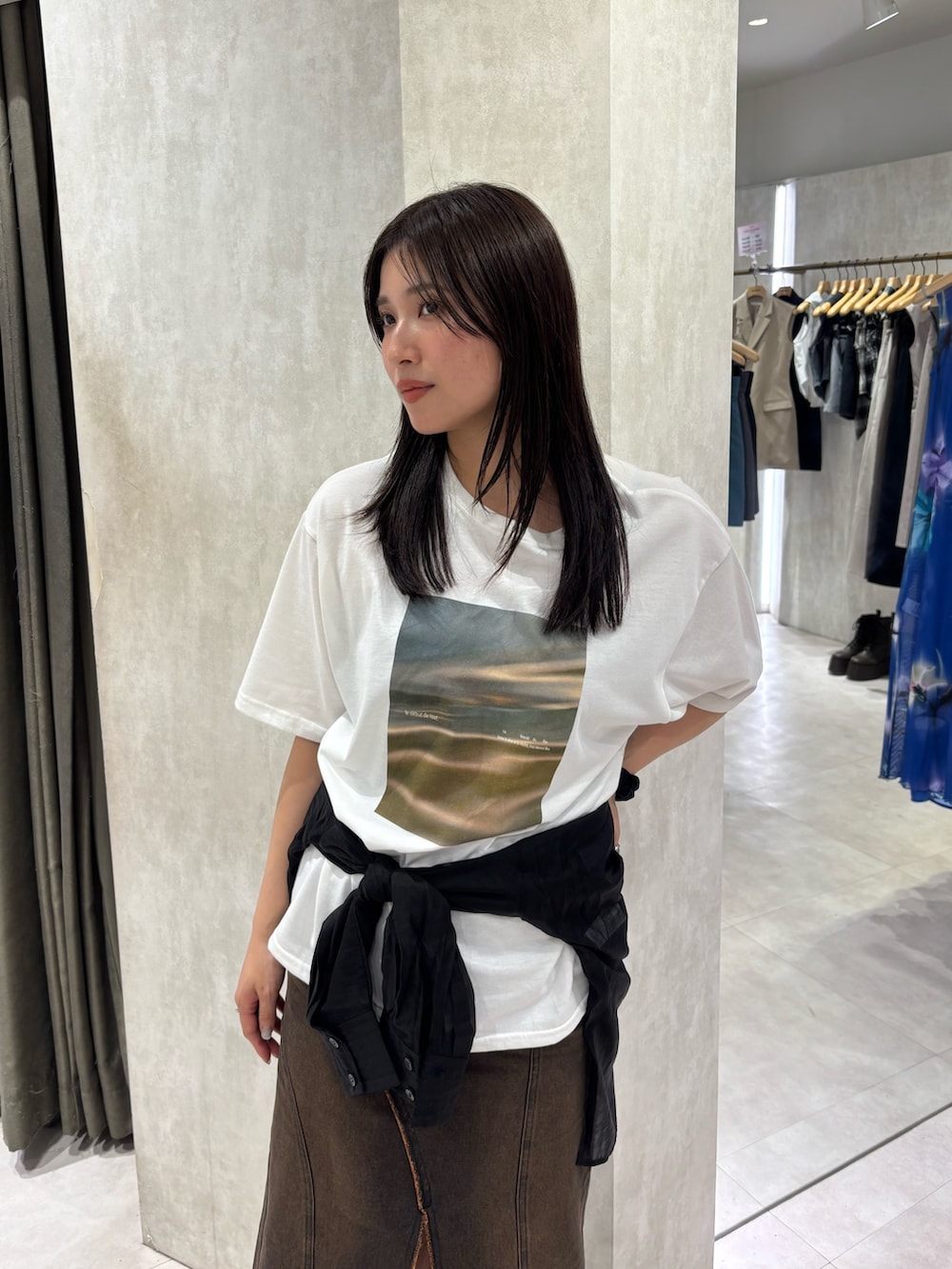その他のTシャツ/カットソー、ブラック系のシャツ/ブラウス、ブラウン系のデニムスカートを着用したレディースの夏コーディネートの4枚目の写真