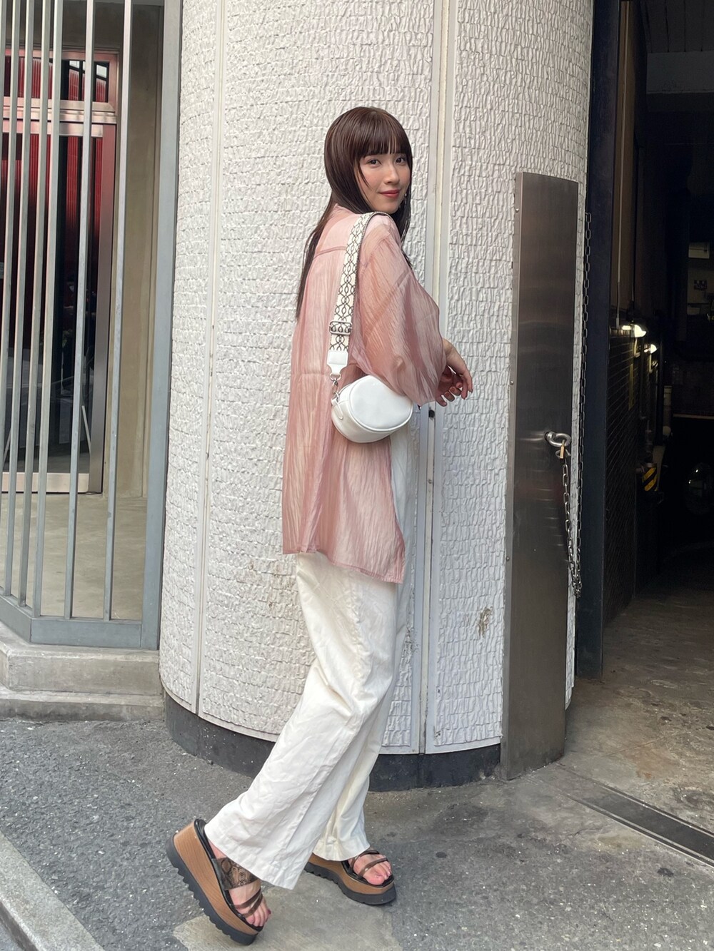 ピンク系のシャツ/ブラウス、ホワイト系のタンクトップを着用したレディースの夏コーディネートの3枚目の写真