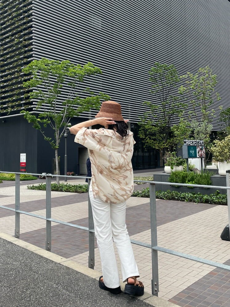 ホワイト系のその他パンツ、その他のシャツ/ブラウス、ベージュ系のサンダルを着用したレディースの夏コーディネートの4枚目の写真