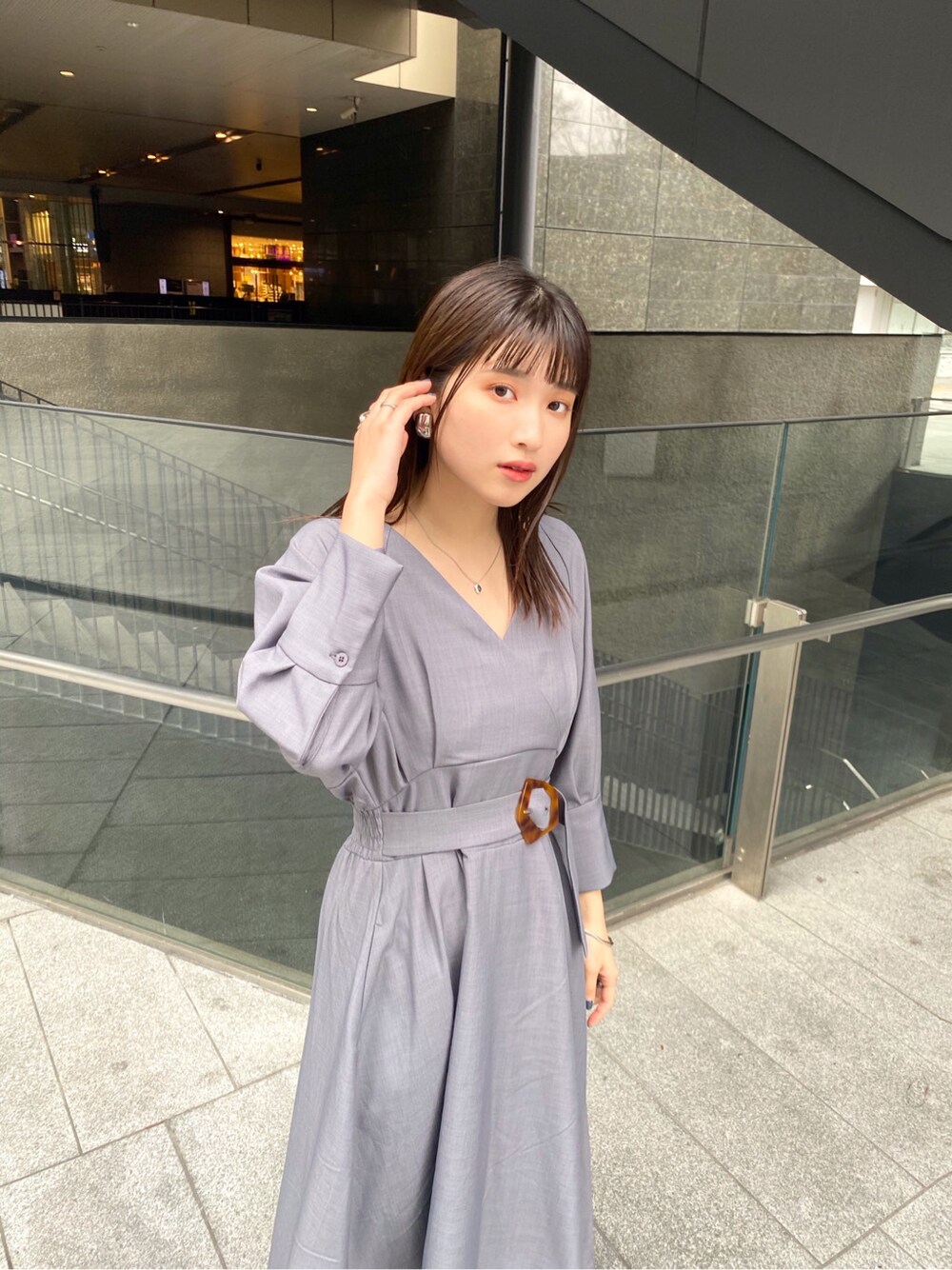 ブルー系のワンピース、その他のパンプスを着用したレディースの春コーディネートの3枚目の写真