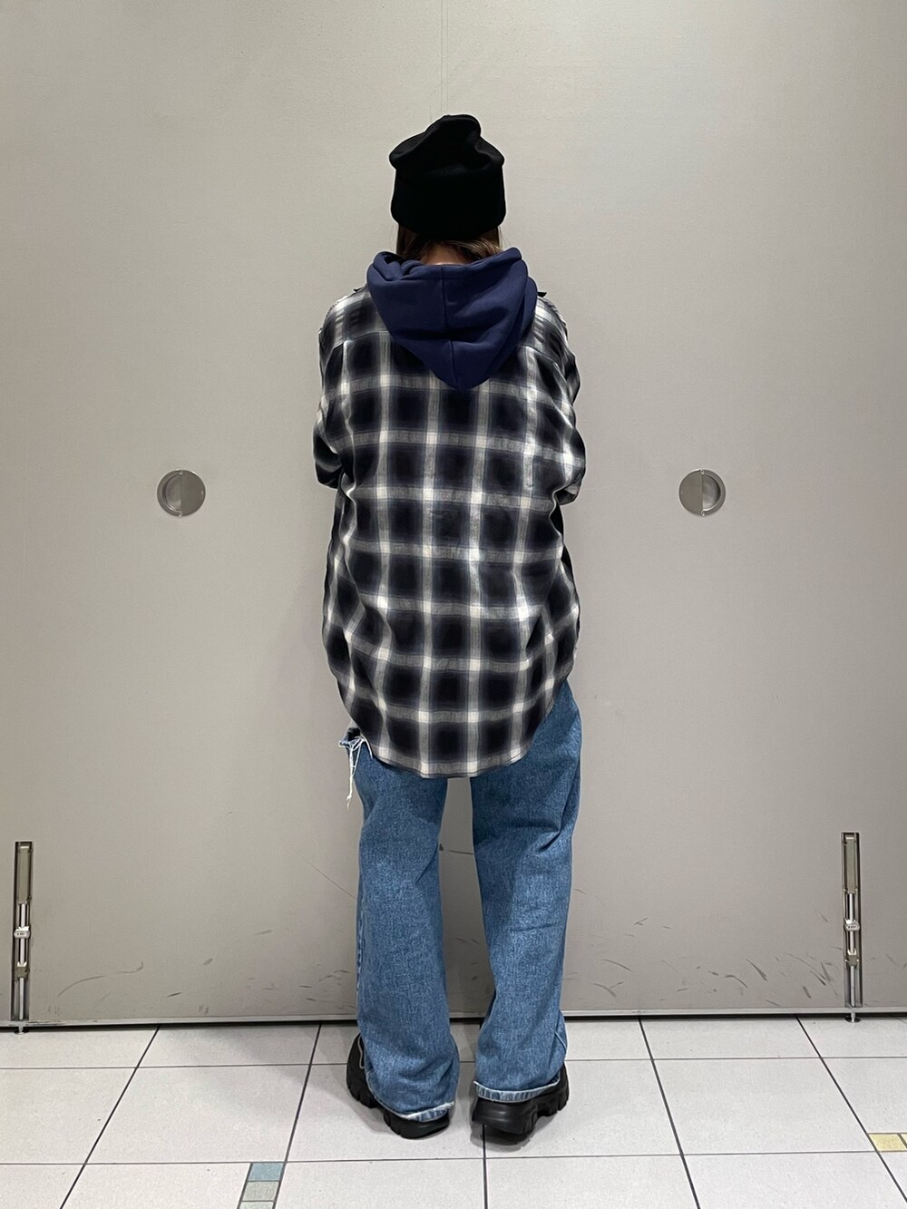 ブルー系のパーカー、ブラック系のブーツを着用したレディースの秋コーディネートの4枚目の写真