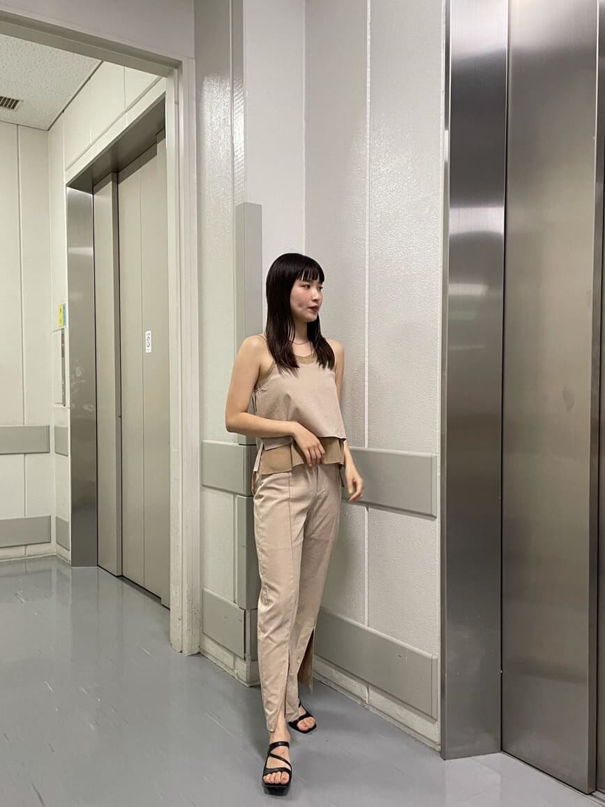 ブラック系のサンダル、ベージュ系のサロペット/オーバーオールを着用したレディースの夏コーディネートの2枚目の写真