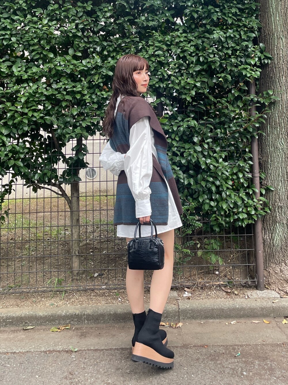 ブラック系のブーツ、その他のワンピースを着用したレディースの夏コーディネートの2枚目の写真