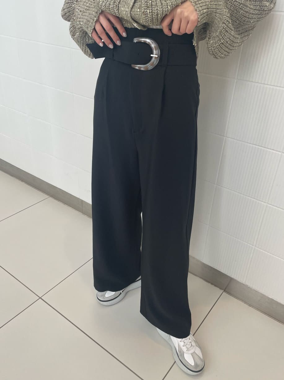 ブラック系のスラックス、ベージュ系のカーディガン/ボレロを着用したレディースの冬コーディネートの4枚目の写真