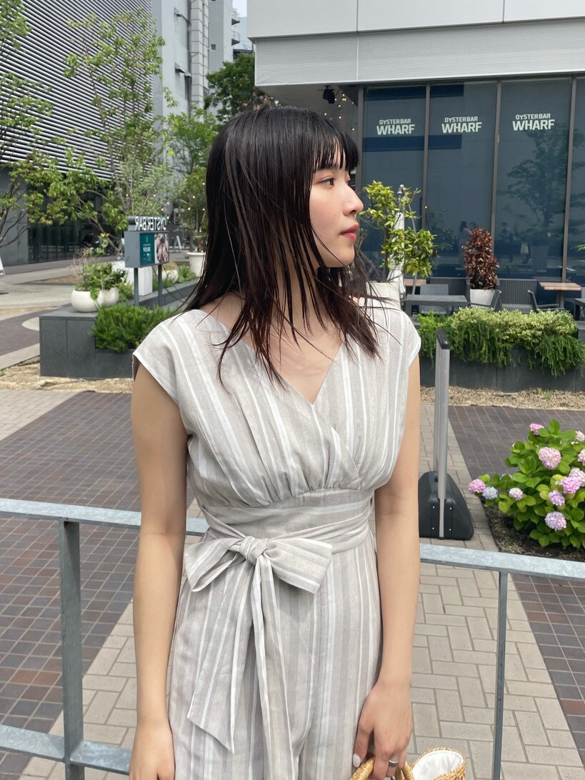 その他のつなぎ/オールインワン、ホワイト系のサンダル、ベージュ系のかごバッグを着用したレディースの夏コーディネートの4枚目の写真