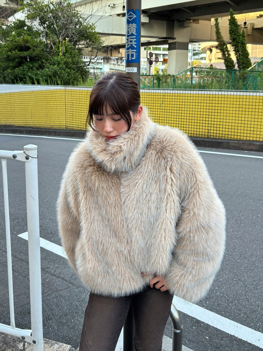 ベージュ系のブルゾンを着用したレディースの夏コーディネートの2枚目の写真