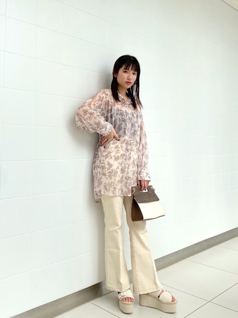 ブラウン系のハンドバッグ、ホワイト系のシャツ/ブラウス、ホワイト系のその他パンツを着用したレディースの春コーディネートの4枚目の写真