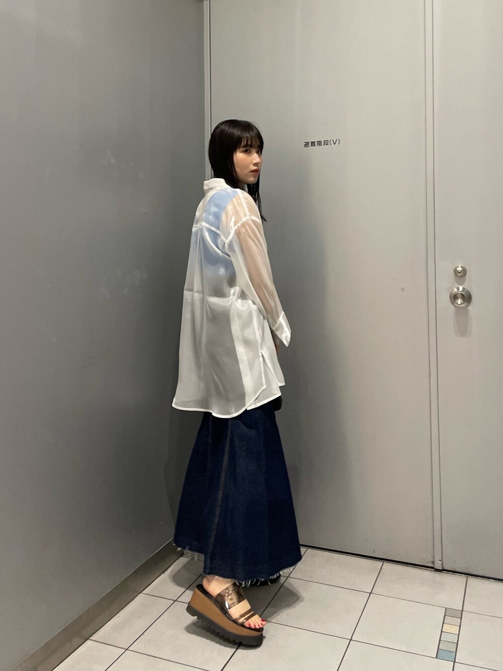 ホワイト系のシャツ/ブラウス、ブルー系のタンクトップ、ブルー系のデニムスカートを着用したレディースの春コーディネートの2枚目の写真