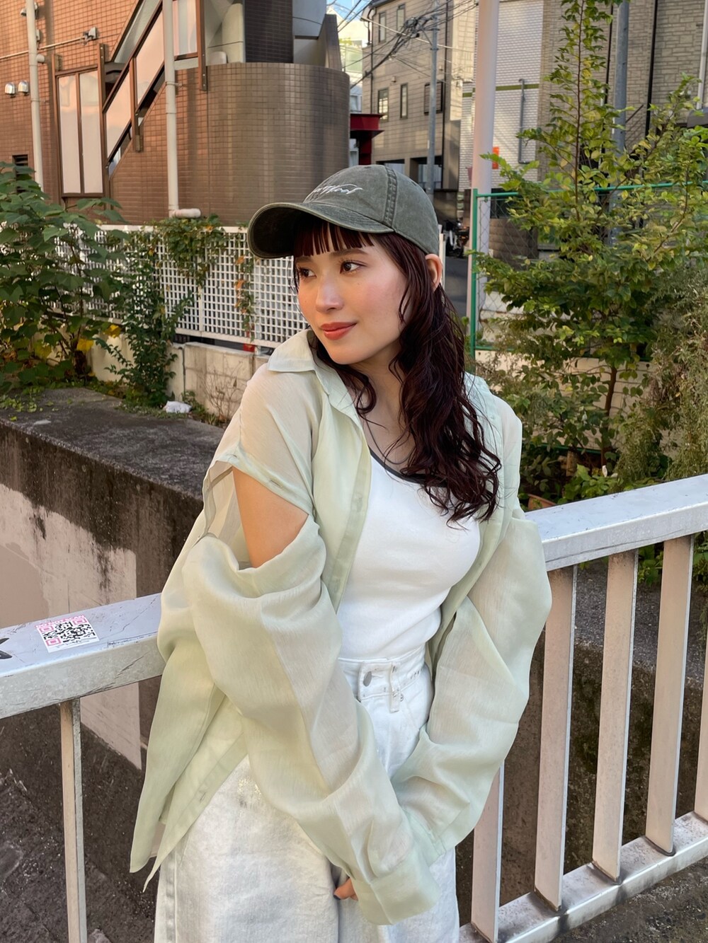 グリーン系のシャツ/ブラウス、ホワイト系のデニムパンツを着用したレディースの冬コーディネートの3枚目の写真