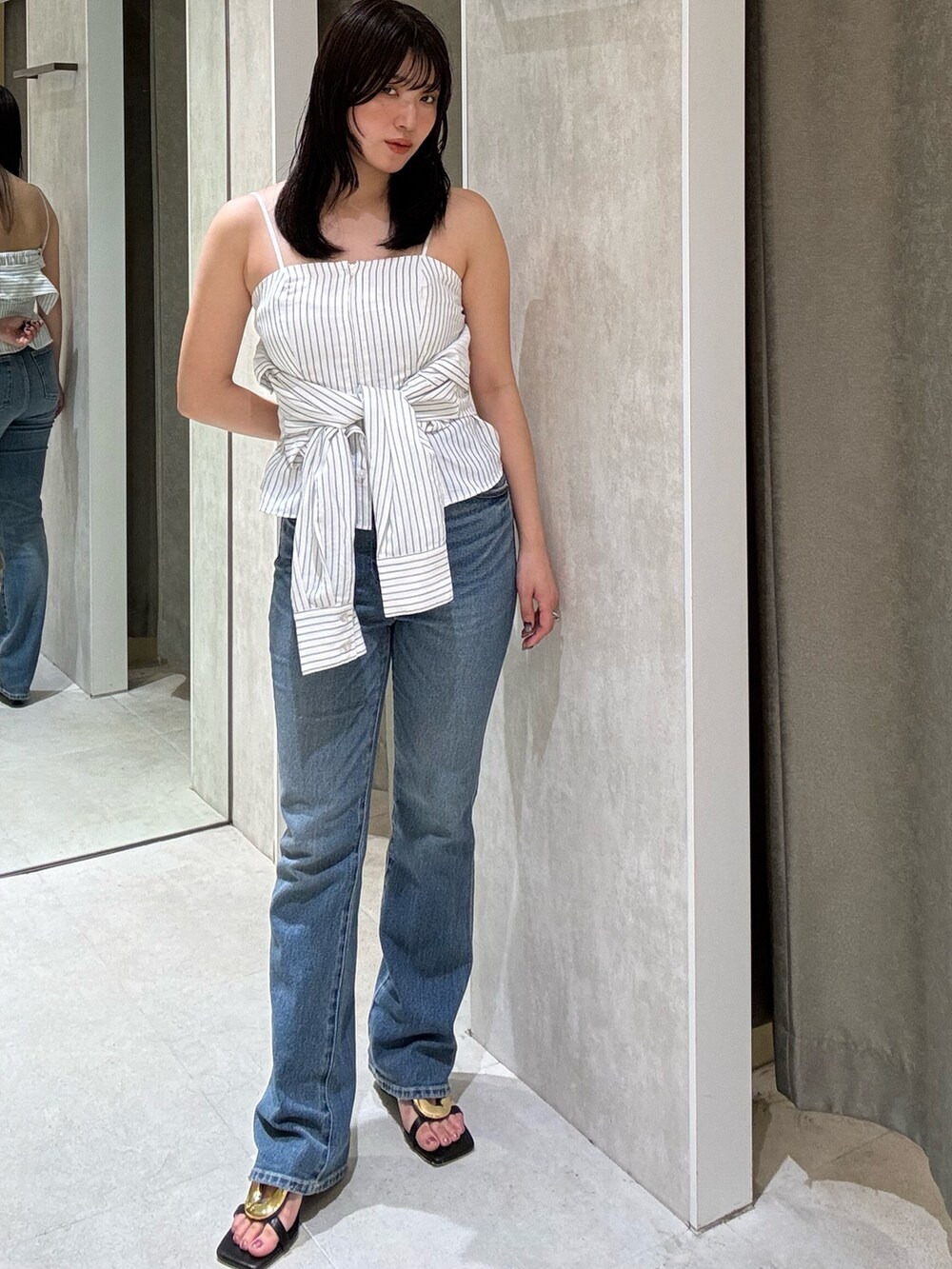 その他のシャツ/ブラウス、ブルー系のデニムパンツ、ブラック系のサンダルを着用したレディースの夏コーディネートの4枚目の写真