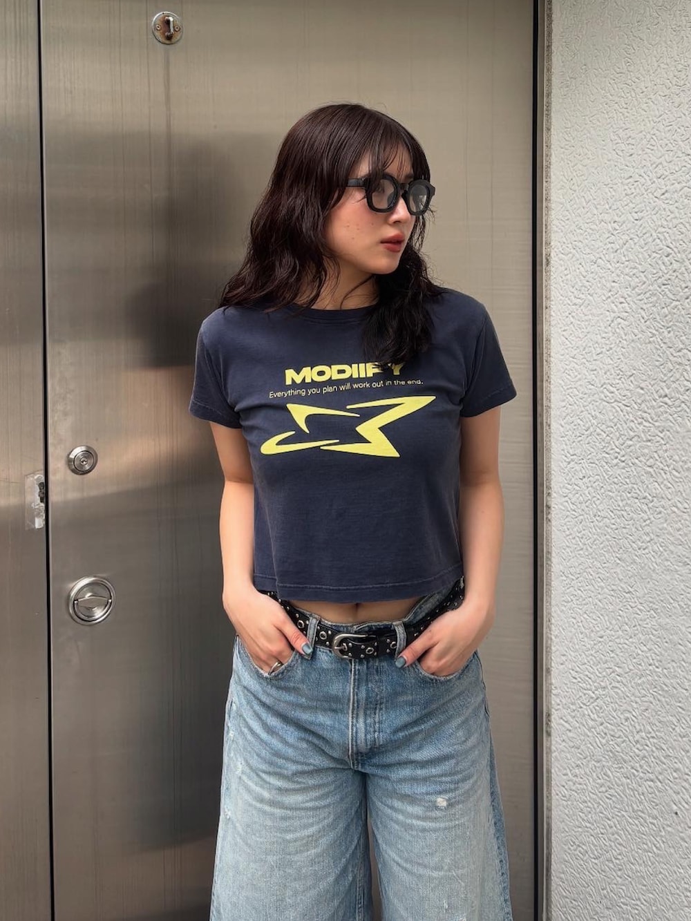 ブルー系のTシャツ/カットソー、ブラック系のブーツ、ブラック系のベルトを着用したレディースの春コーディネートの3枚目の写真