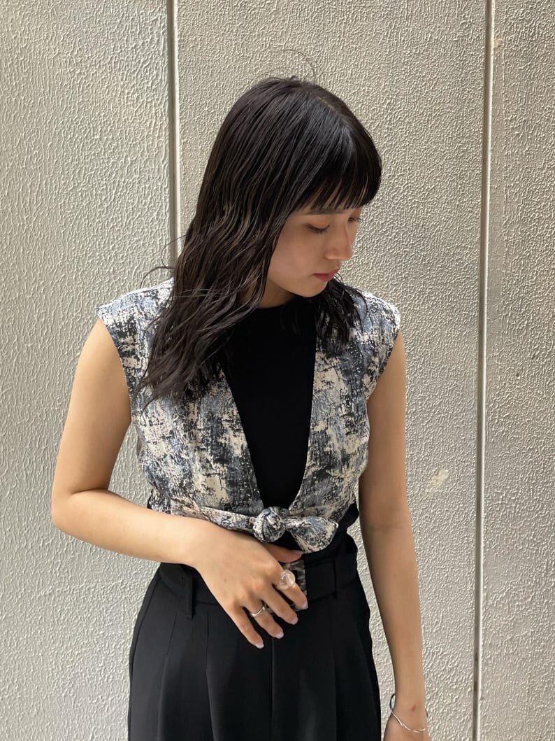 ブラック系のその他パンツ、ブラック系のサンダル、ブラック系のタンクトップを着用したレディースの夏コーディネートの4枚目の写真