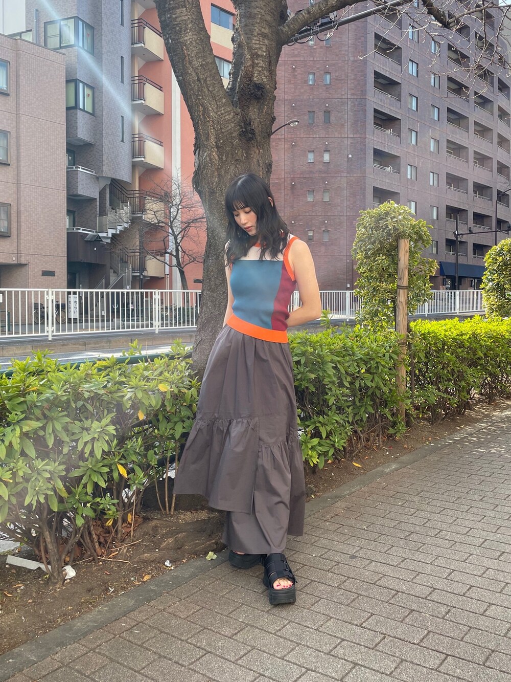 ブルー系のニット/セーターを着用したレディースの春コーディネートの4枚目の写真