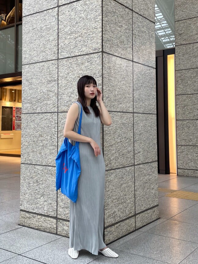 ホワイト系のサンダル、グレー系のワンピースを着用したレディースの夏コーディネートの2枚目の写真
