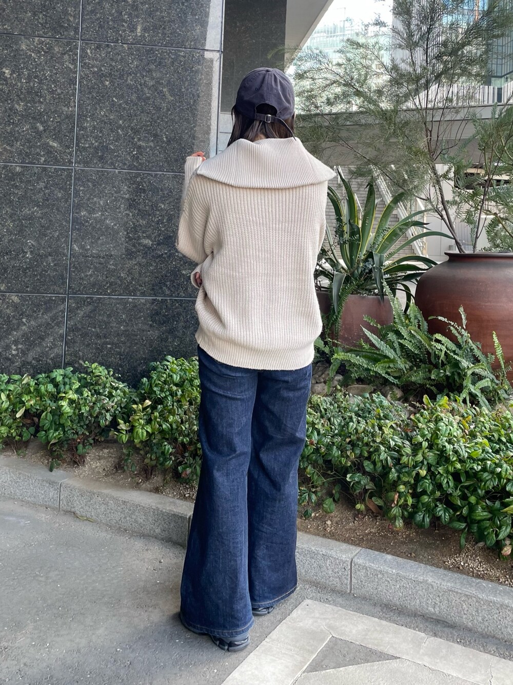 ホワイト系のニット/セーターを着用したレディースの冬コーディネートの4枚目の写真
