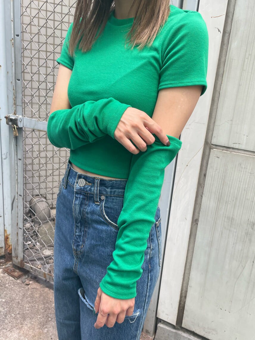 ブルー系のデニムパンツ、ブルー系のデニムパンツ、グリーン系のTシャツ/カットソーを着用したレディースの秋コーディネートの6枚目の写真