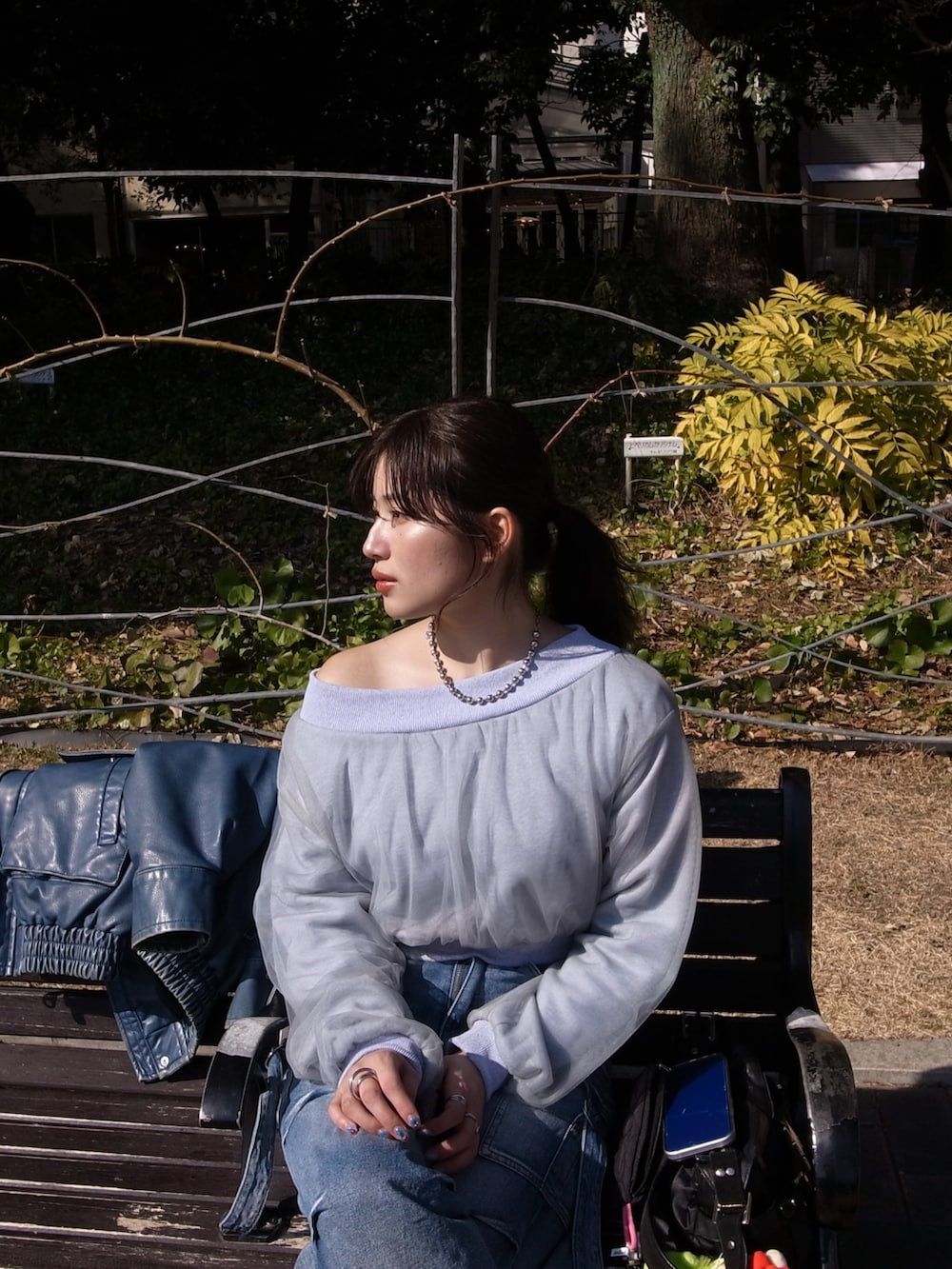 ブルー系のデニムパンツ、グレー系のスウェットを着用したレディースの春コーディネートの2枚目の写真