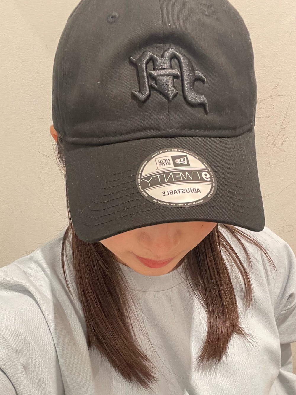 ホワイト系のスカート、ブルー系のTシャツ/カットソー、ブラック系のキャップを着用したレディースの冬コーディネートの7枚目の写真