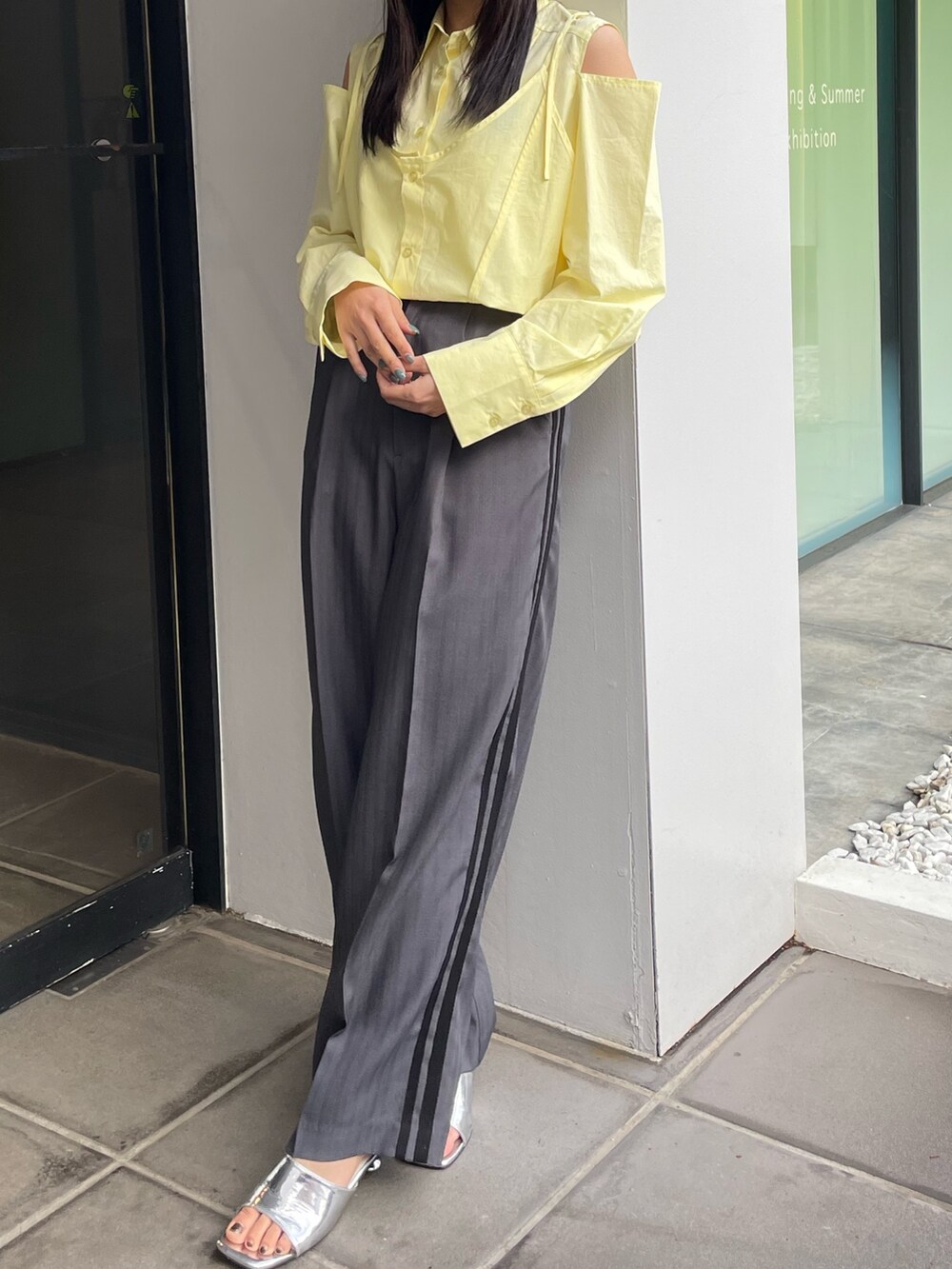 イエロー系のシャツ/ブラウス、グレー系のその他パンツ、シルバー系のサンダルを着用したレディースの冬コーディネートの2枚目の写真